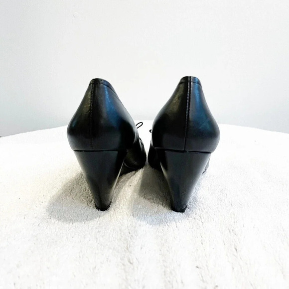 Kate Spade Black Patent Leather Wedge Heels Womens 8M Gold Metal Bow Detail - Picture 8 of 16